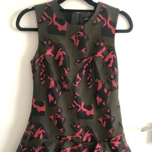 Beautiful banana republic dress cocktail eve ruffle in good condition !!